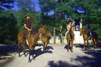 départ de ballade à cheval depuis le Ranch des trois Rivières en Vaucluse 